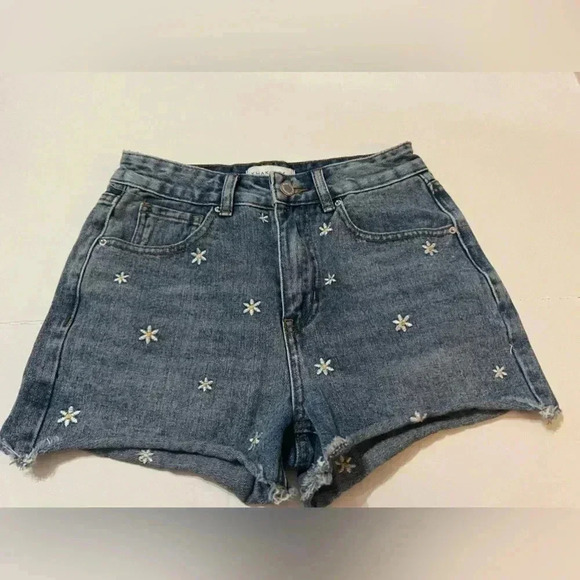 Blue Jean shorts/ white flowers - Picture 2 of 7